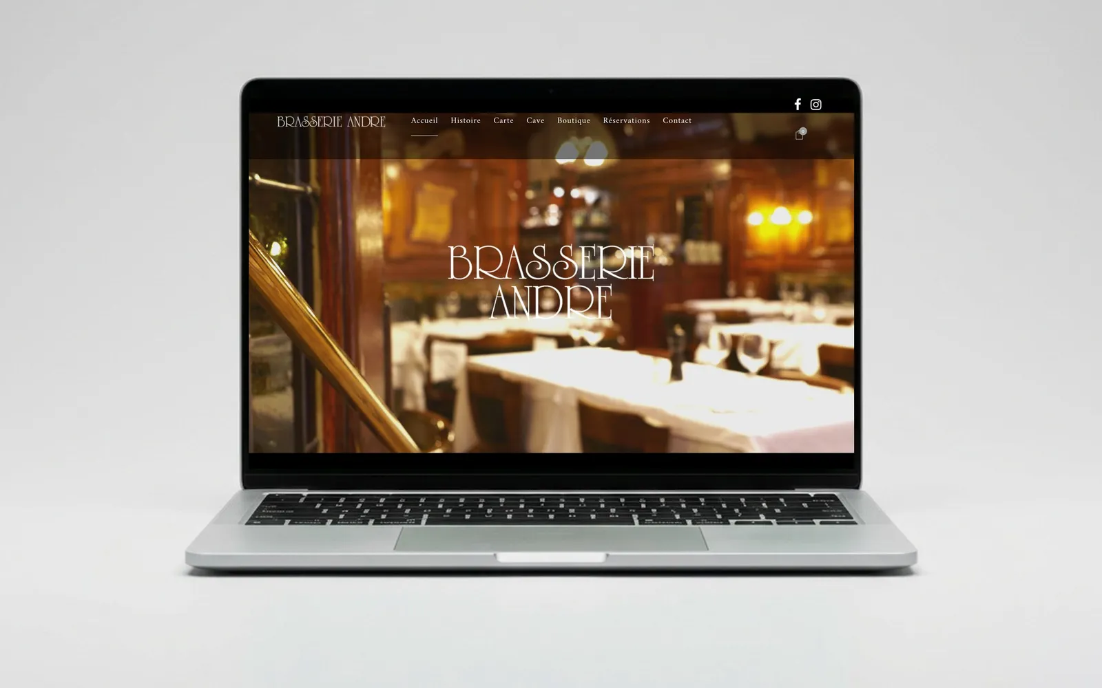 Page d'accueil du site brasserieandre.fr présentée sur ordinateur portable : la salle lambrissée de la Brasserie André