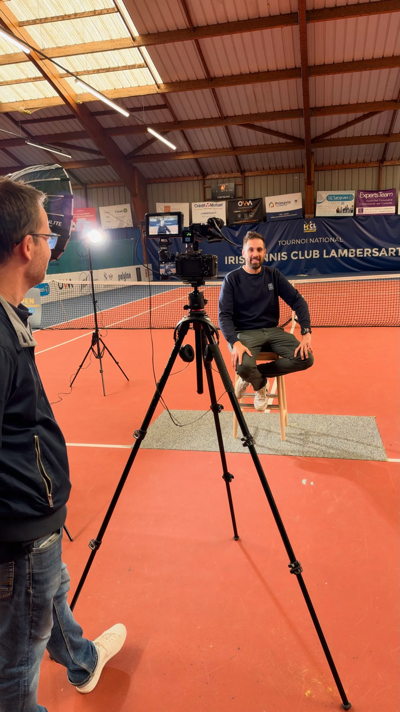 Interview filmée sur un court couvert de l'Iris Tennis Club de Lambersart, caméra sur trépied et éclairage en place