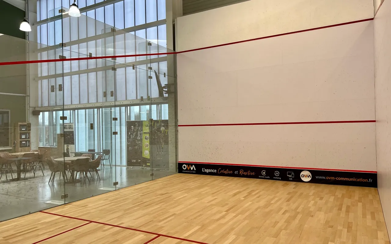 Terrain de squash du LIL à Lille avec la bâche OVM Communication