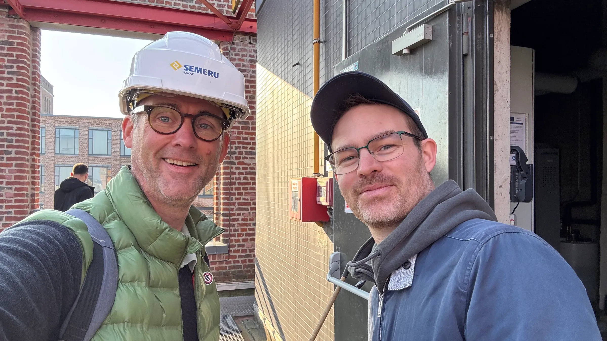 Olivier, casque SEMERU, et Vincent sur le toit d'EuraTechnologies à Lille